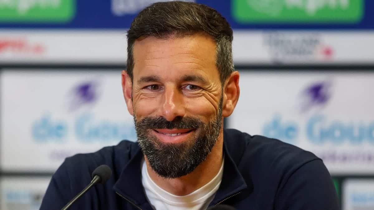 Van Nistelrooy coy on Manchester United future after unbeaten run