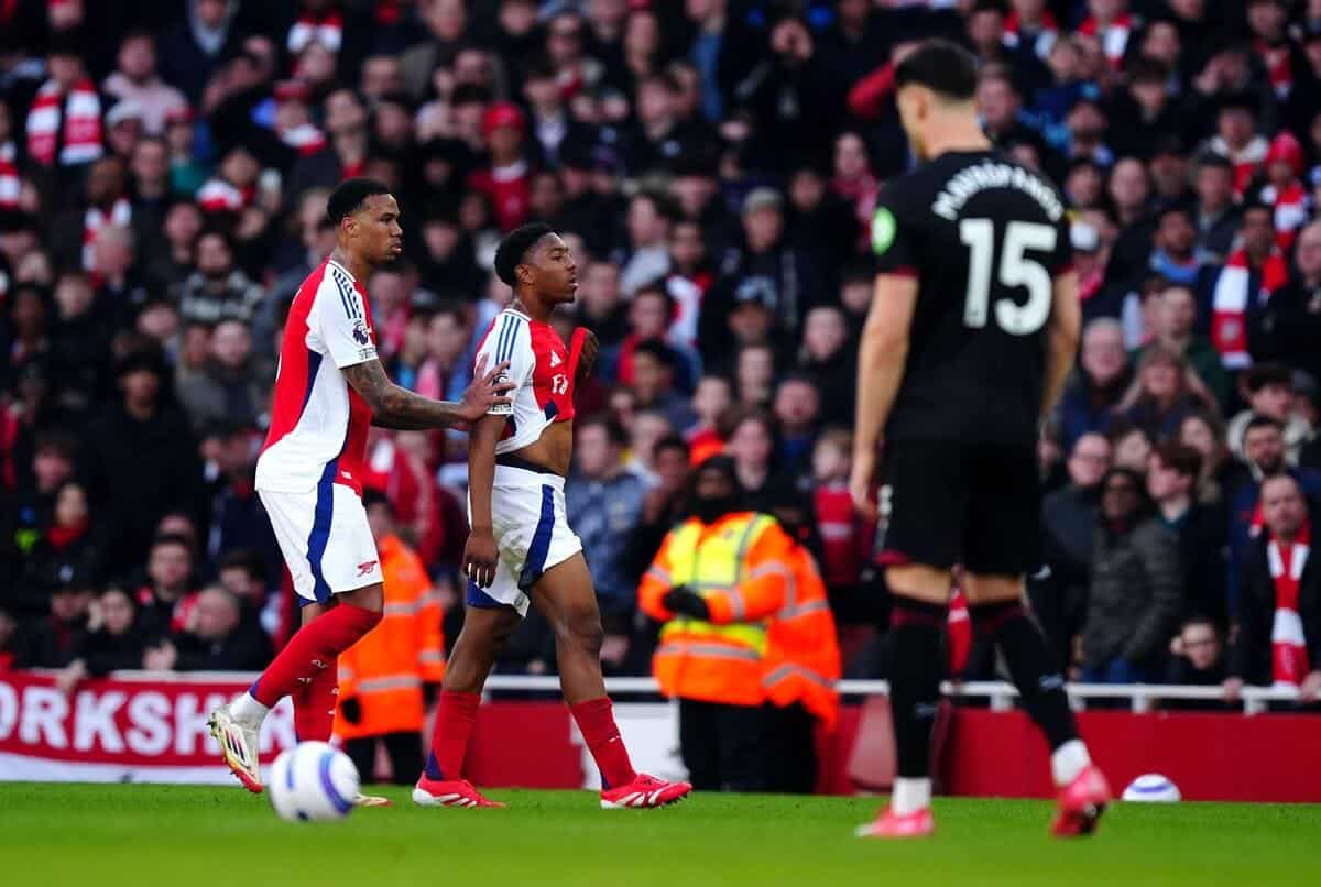 Arsenal 0-1 West Ham: Ten-man Gunners fail to close gap on league leaders Liverpool