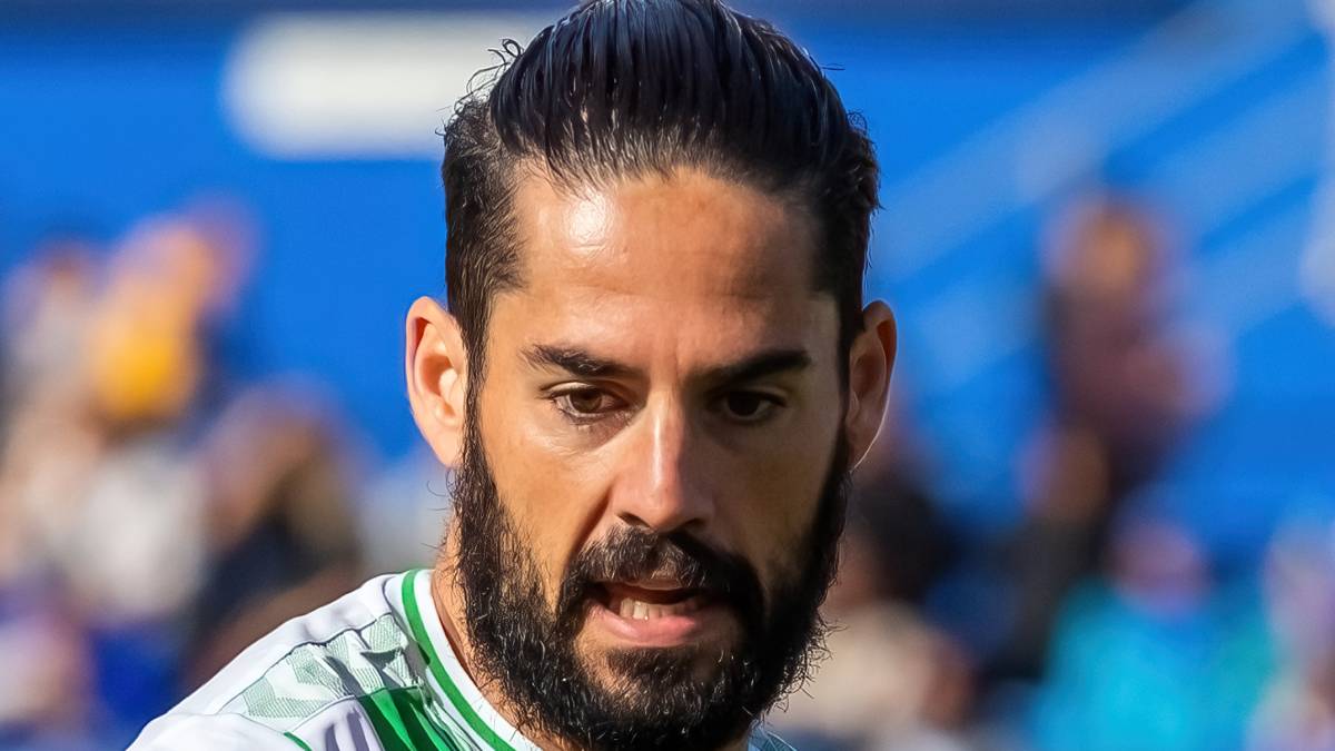 Isco playing football for LaLiga club Real Betis