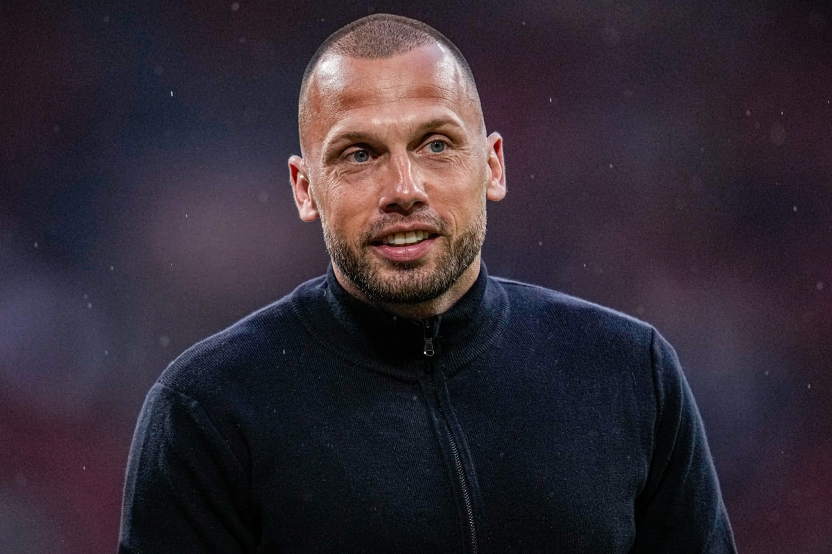 Heitinga sacked by Ajax, Ten Hag favourite to take over
