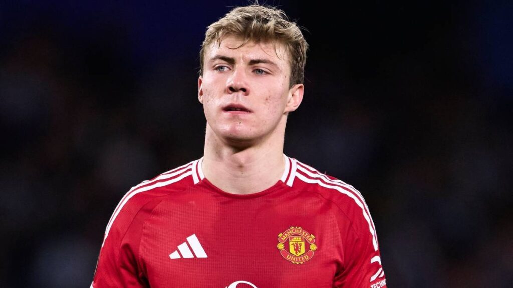 Rasmus Hojlund playing football for Manchester United