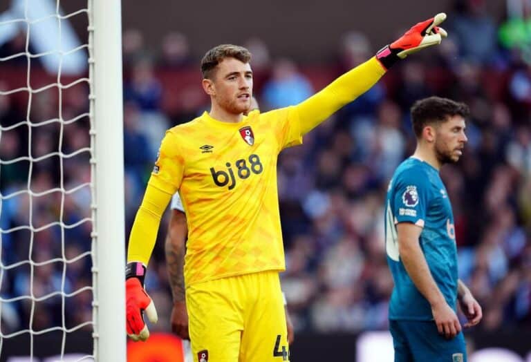 Everton snap up Mark Travers as competition for Jordan Pickford