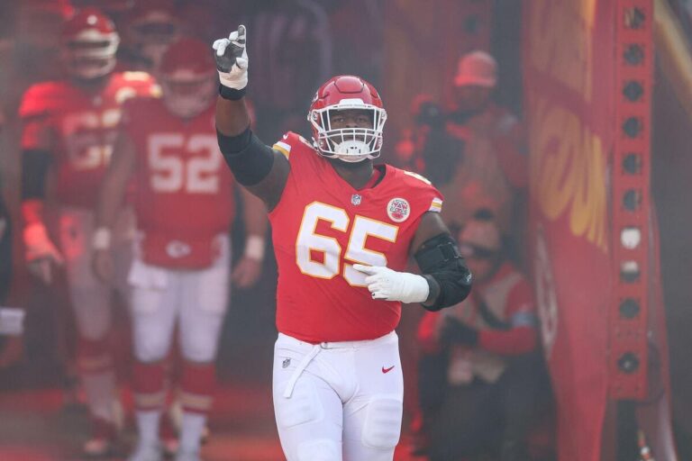 NFL: Chiefs Sign Guard Trey Smith To  Million Extension
