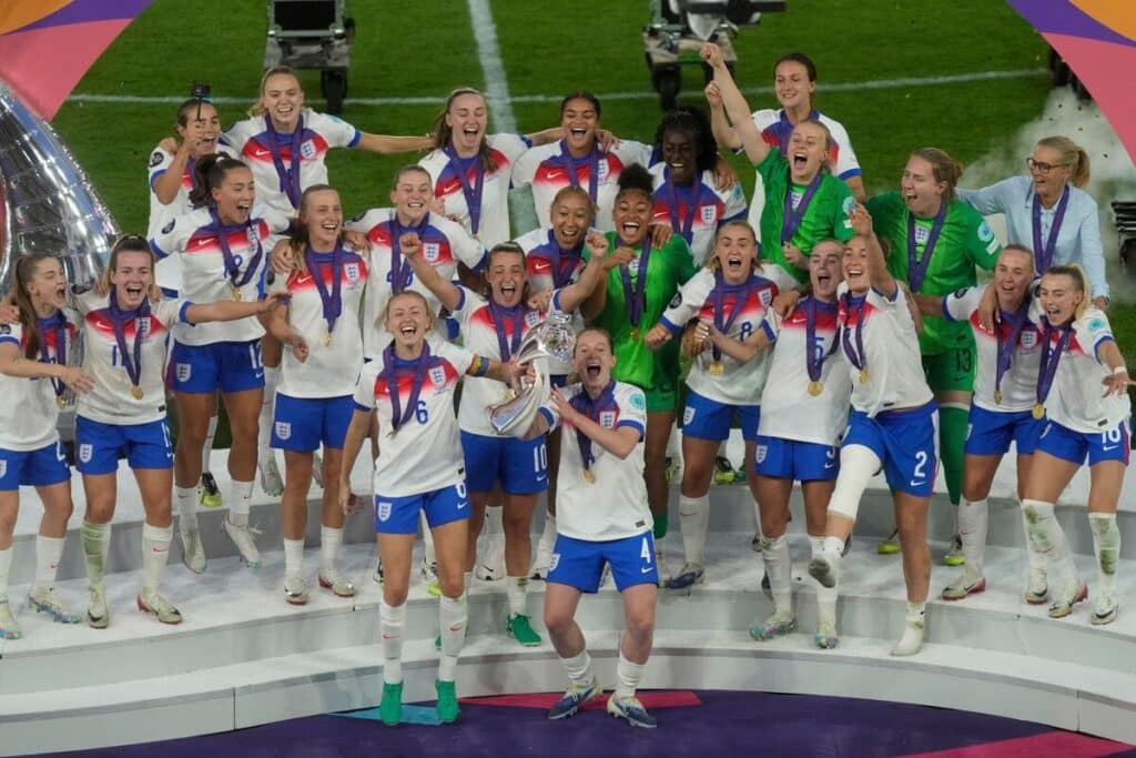The England football team lift the trophy at Uefa Women's Euro 2025