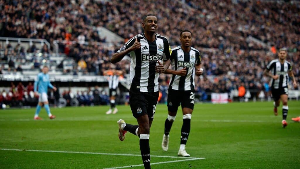 Alexander Isak playing football for Newcastle