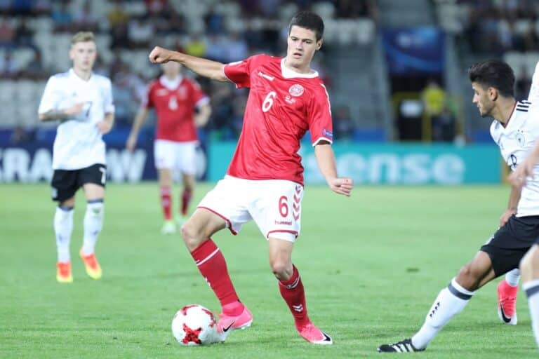 Arsenal sign experienced midfielder Norgaard