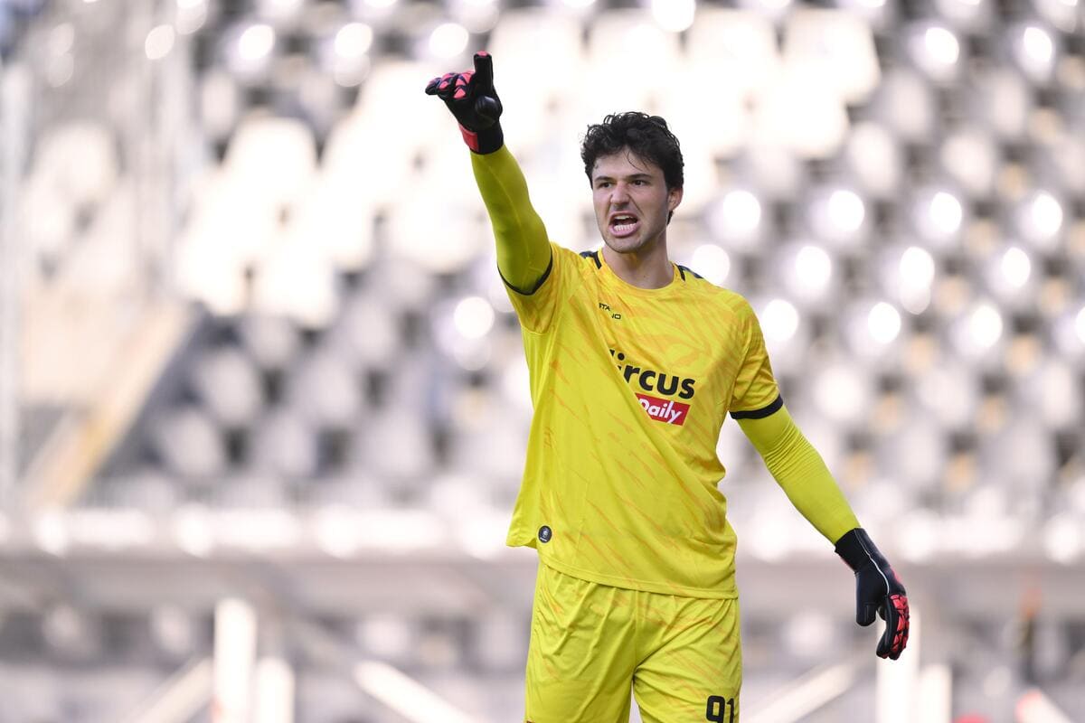 Manchester United pick Lammens over Martinez in search for goalkeeper solution