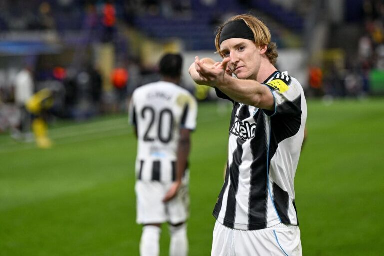 Newcastle forward Gordon ‘would prefer to play in the middle’ says Howe