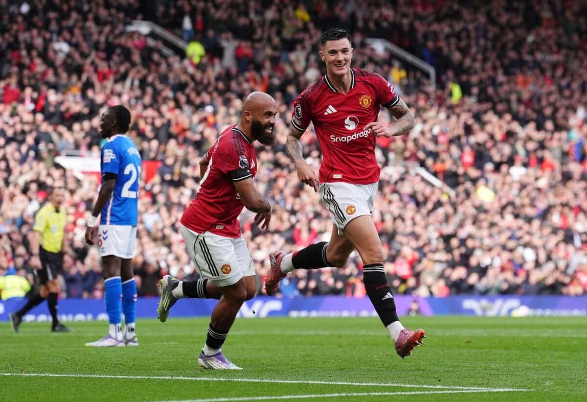 Relive Man United v Sunderland: Commentary, updates, goals and stats as it happened