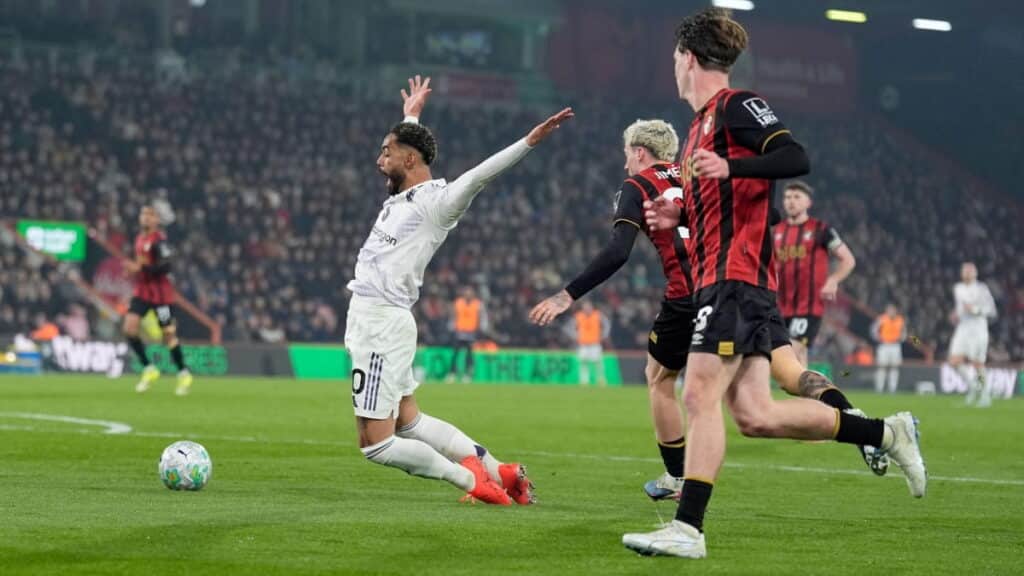 Matheus Cunha wins a penalty for Manchester United